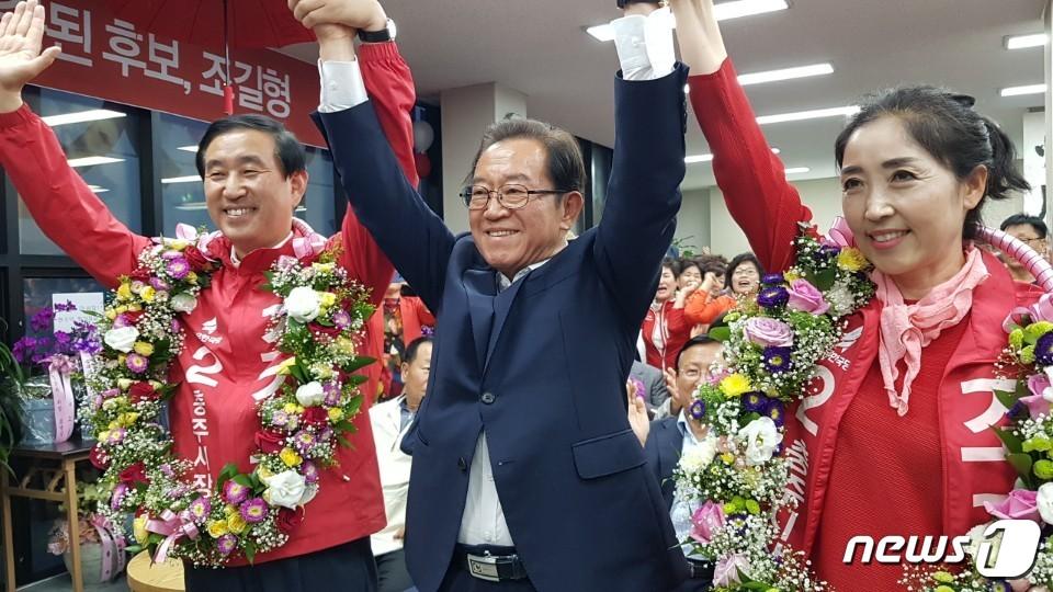 본문 이미지 - 자유한국당 조길형 후보가 이번 6·13 지방선거에서 재선에 성공하며 부인 이영미씨와 이종배 국회의원 등 지지자들과 함께 기념촬영을 하고 있다,ⓒ News1