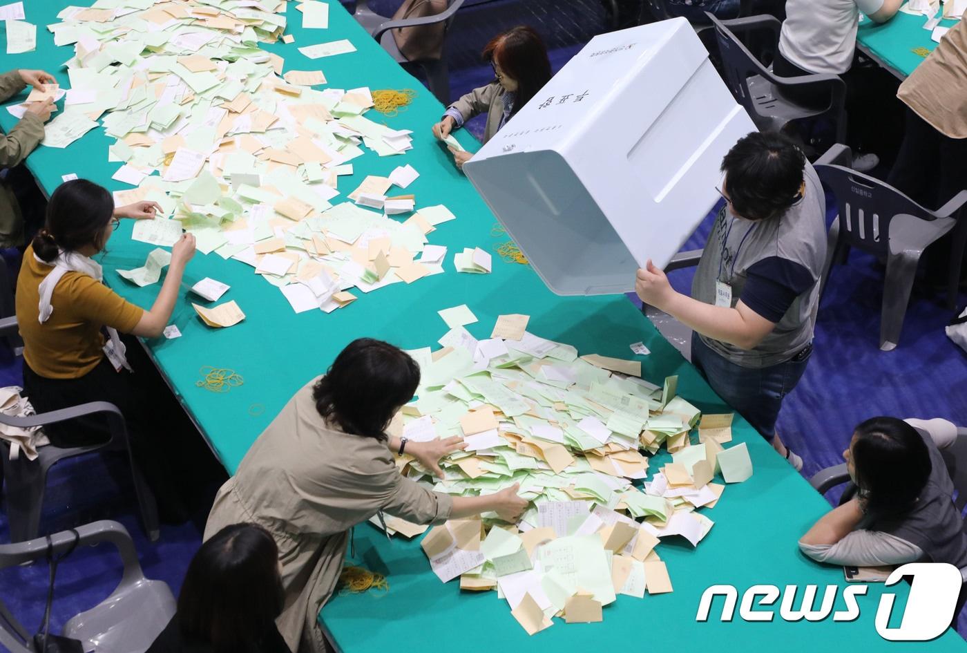 본문 이미지 - 14일 오전 3시30분께 울산 남구 신일중학교 개표소에서 6·13 전국동시 지방선거 개표가 진행되고 있다. 2018.6.14/뉴스1 ⓒ News1 조민주 기자