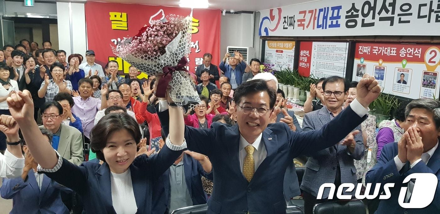 본문 이미지 - 송언석 자유한국당 경북 김천 국회의원 보궐선거 후보가 14일 경북 김천 선거사무실에서 국회의원 재보궐선거 당선이 확정되자 부인 도명조씨와 함께 기뻐하고 있다. 2018.6.14/뉴스1 ⓒ News1 정우용 기자
