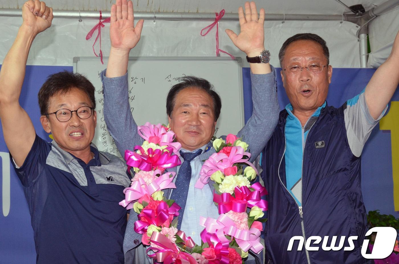 본문 이미지 - 한왕기 더불어민주당 평창군수 당선인이 14일 오전 강원 평창군 평창읍 자신의 선거캠프에서 6·13 지방선거 당선이 확정되자 지지자들과 함께 만세를 하며 기쁨을 만끽하고 있다.2018.6.14/뉴스1 ⓒ News1 권혜민 기자