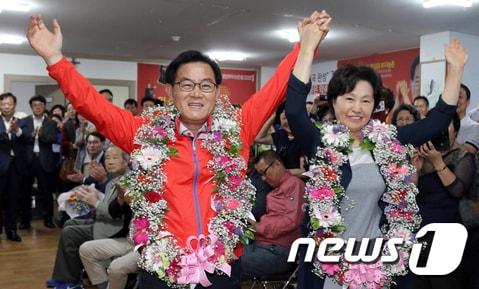 본문 이미지 - 칠곡군수에 당선된 백선기 자유한국당 후보가 14일 선거사무실에서 부인 장세현씨와 함께 축하화환을 목에 걸고 환호하고 있다(백선기캠프제공02018.6.14/뉴스1 ⓒ News1 정우용 기자
