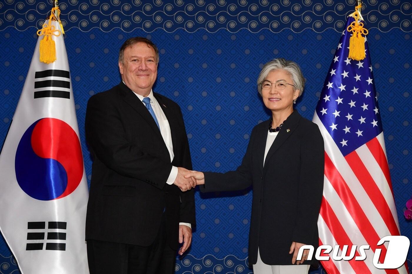 강경화 외교부 장관과 마이크 폼페이오 미국 국무장관이 14일 서울 종로구 외교부 청사에서 한미 외교장관회담에 앞서 악수하고 있다. 2018.6.14/뉴스1 ⓒ News1 박세연 기자