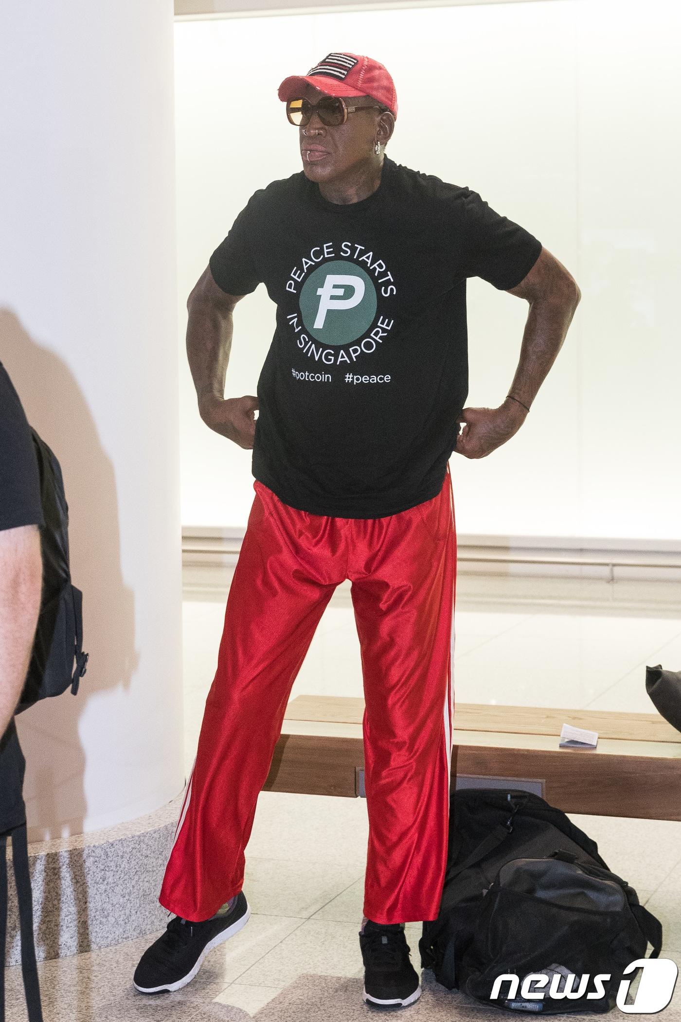본문 이미지 - 북미정상회담이 열린 싱가포르에 방문했던 미국 프로농구(NBA) 출신 데니스 로드먼이 14일 인천국제공항을 통해 한국에 입국하고 있다. 로드먼은 북한을 5차례 방문해 김정은 북한 국무위원장을 3차례 만났고, 도널드 트럼프 미국 대통령이 진행한 TV리얼리티쇼에 출연한 바 있다. 그는 이날 공항에서 만난 취재진에 "위대한 지도자들이 앞으로 수개월 어떤 일을 할지 지켜볼 것＂이라고 말했다. 2018.6.14/뉴스1 ⓒ News1 유승관 기자