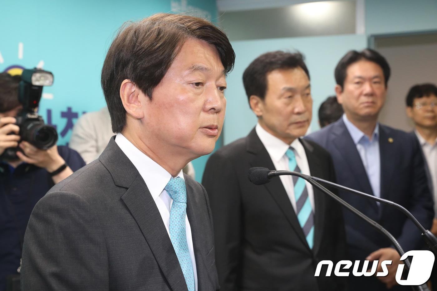 본문 이미지 - 6.13지방선거 서울시장에 출마해 낙마한 안철수 바른미래당 후보가 14일 오전 서울 종로구 우정국로 선거사무실에서 열린 캠프 해단식에서 취재진의 질문에 답하고 있다.2018.6.14/뉴스1 ⓒ News1 이광호 기자