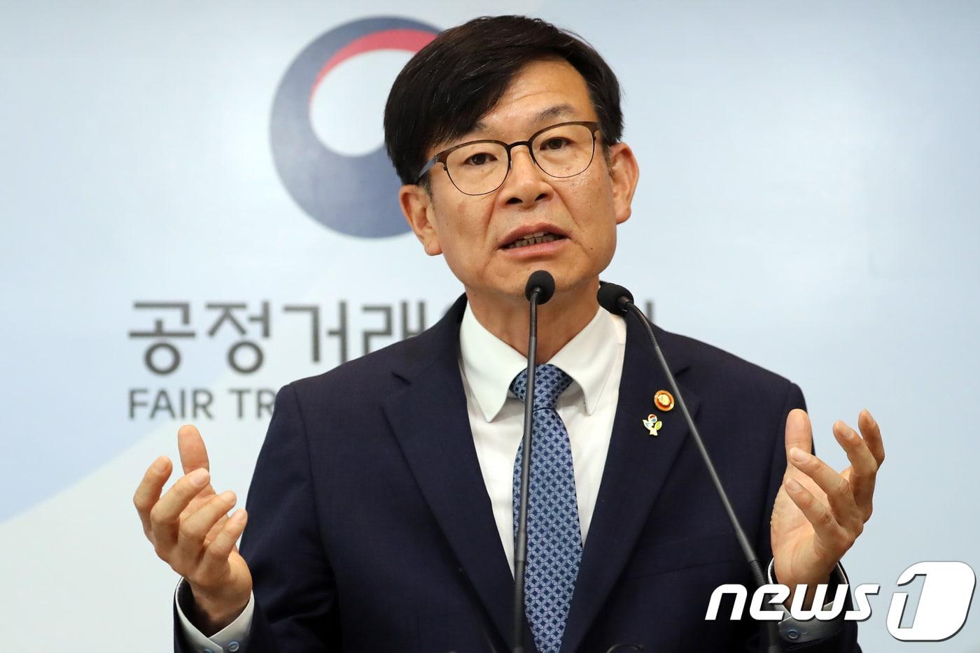 본문 이미지 - 김상조 공정거래위원장이 14일 정부세종청사 공정위 기자실에서 취임 1주년을 맞아 그간 정책추진사항 및 향후 정책방향을 설명하고 있다.. 2018.6.14/뉴스1 ⓒ News1 장수영 기자