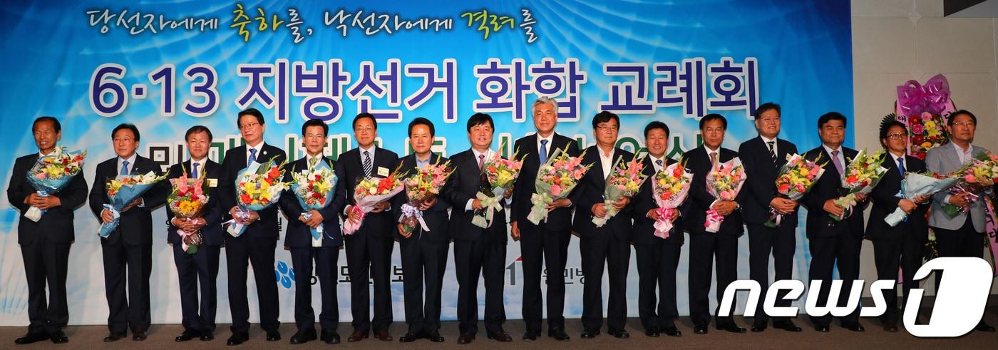 본문 이미지 - 최문순 강원도지사(왼쪽부터), 민병희 강원교육감, 이재수 춘천시장, 원창묵 원주시장, 김한근 강릉시장 등을 비롯한 강원도 내 지자체장 당선인들이 14일 오전 춘천시 스카이컨벤션웨딩홀에서 열린 6·13 지방선거 화합 교례회 및 매니페스토 실천선언식에서 당선 축하 꽃다발을 받고 기념촬영을 하고 있다. 2018.6.14/뉴스1 ⓒ News1 하중천 기자