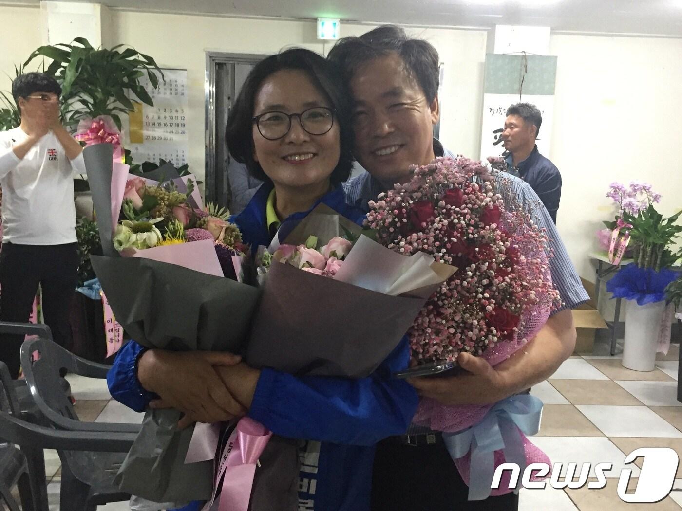 본문 이미지 - 임미애 경북도의원 더불어민주당 후보가 14일 배우자 김현권 민주당 의원과 당선의 기쁨을 나누고 있다.(임미애 선거캠프 제공) 2018.6.14/뉴스1 ⓒ News1