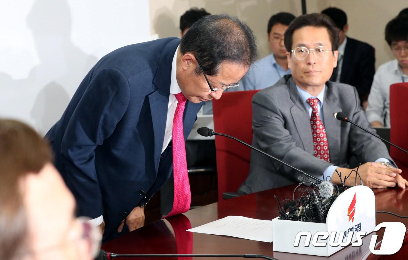 본문 이미지 - 홍준표 자유한국당 대표가 14일 오후 서울 여의도 당사에서 열린 최고위원회의에서 6.13 지방선거 참패 결과에 대한 입장을 밝힌 뒤 고개 숙여 인사하고 있다. 2018.6.14/뉴스1 ⓒ News1 박정호 기자