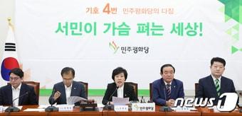 본문 이미지 - 조배숙 민주평화당 대표(가운데)가 14일 오후 서울 여의도 국회에서 열린 최고위원·국회의원 연석회의에서 모두발언을 하고 있다.  2018.6.14/뉴스1 ⓒ News1 신웅수 기자