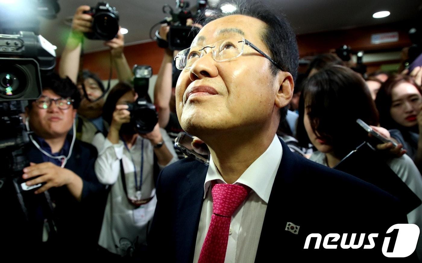 본문 이미지 - 홍준표 자유한국당 대표가 14일 오후 서울 여의도 당사에서 열린 최고위원회의에서 6.13 지방선거 참패 결과에 대해 대표직 사퇴를 공식 발표한 뒤 밖으로 나와 승강기를 기다리고 있다. 2018.6.14/뉴스1 ⓒ News1 박정호 기자