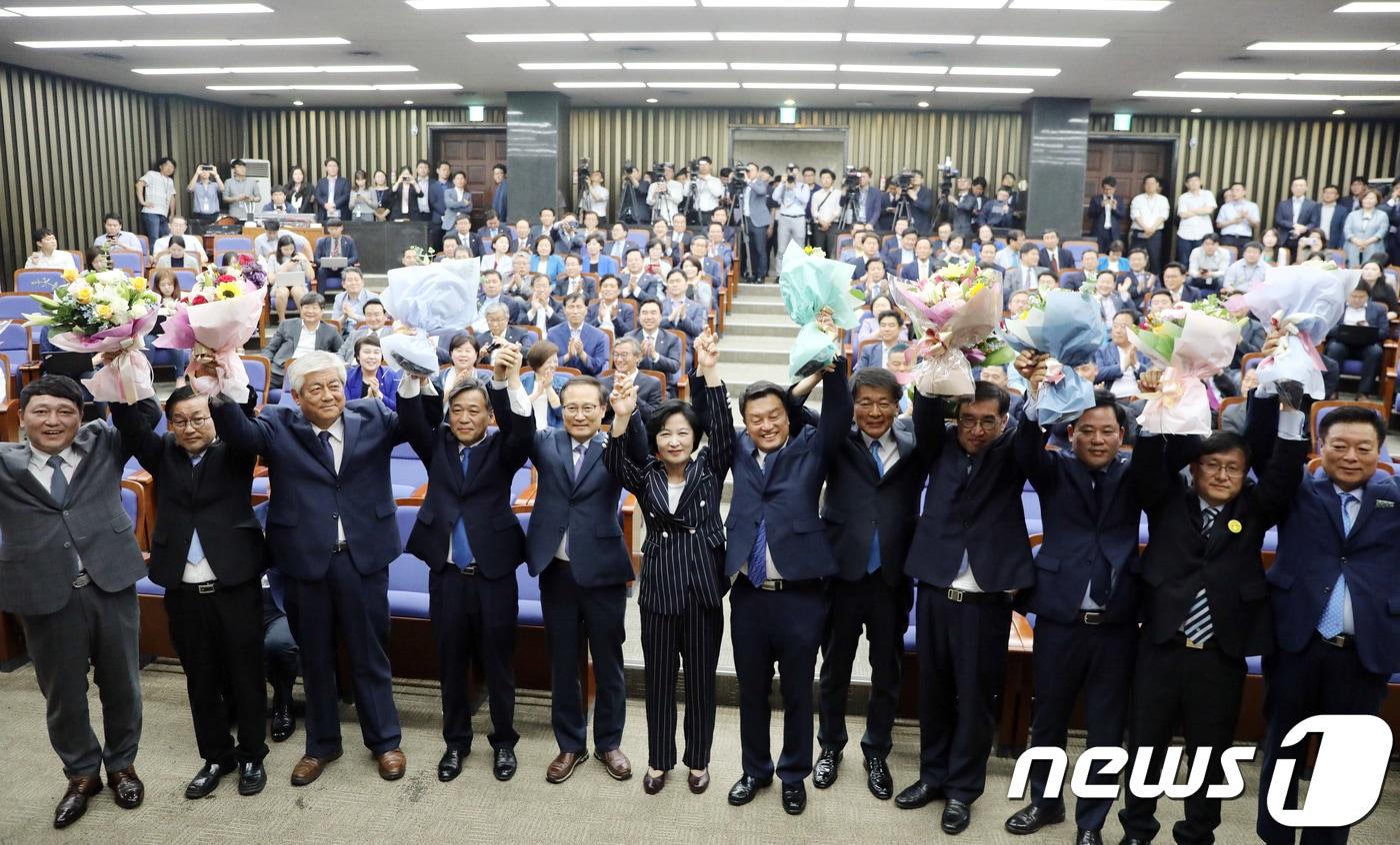본문 이미지 - 추미애 더불어민주당 대표와 6·13 지방선거 재보궐 당선자들이 지난 14일 오후 서울 여의도 국회 본청에서 열린 의원총회에 앞서 국민의 압도적인 지지에 감사 인사를 하고 있다. 2018.6.14/뉴스1 ⓒ News1 이동원 기자