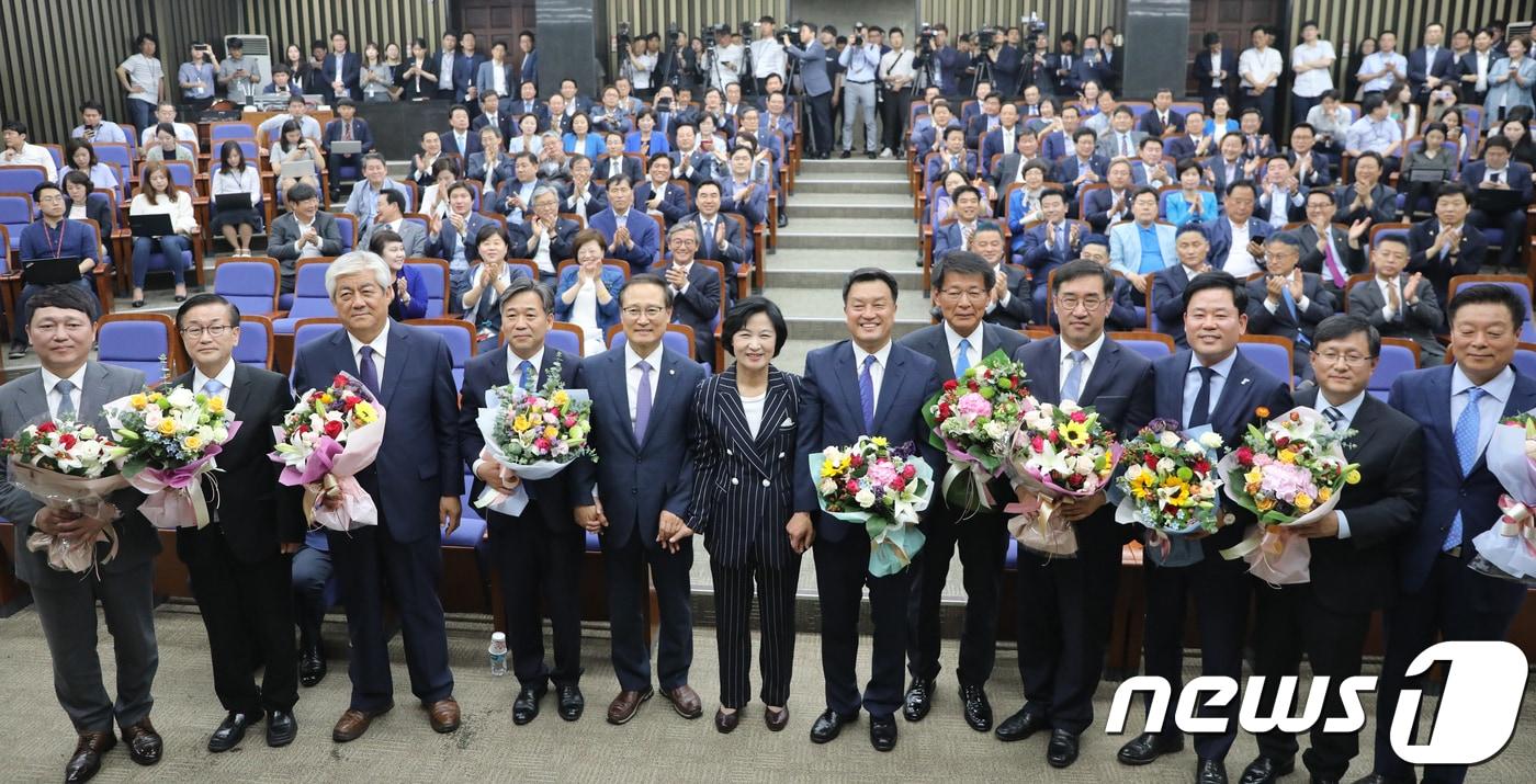 본문 이미지 - 추미애 더불어민주당 대표와 6·13 지방선거 재보궐 당선자들이 14일 오후 서울 여의도 국회 본청에서 열린 의원총회에 앞서 국민의 압도적인 지지에 감사 인사를 하고 있다. 2018.6.14/뉴스1 ⓒ News1 이동원 기자