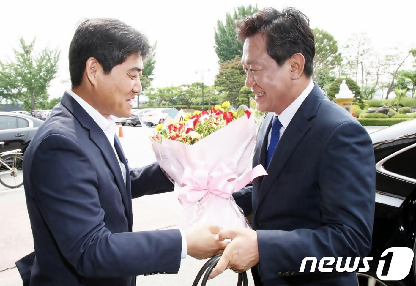 본문 이미지 - 14일 오전 충북도교육청에서 재선에 성공해 업무에 복귀한 김병우 충북교육감이 주명현 부교육감에게 축하의 꽃다발을 받고 있다.(충북도교육청 제공)2018.6.14/뉴스1 ⓒ News1 엄기찬 기자