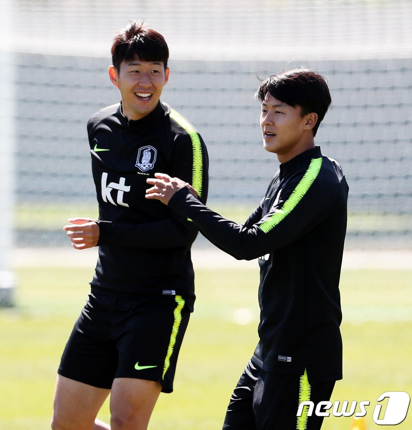 본문 이미지 - 2018 러시아월드컵 축구대표팀 공격수 손흥민과 이승우가 월드컵 개막일인 14일 오전(현지시간) 베이스캠프인 러시아 상트페테르부르크 스파르타크 스타디움에서 열린 공식 훈련에서 구슬땀을 흘리고 있다. '지구촌 최대 축구 축제' 러시아월드컵은 모스크바와 상트페테르부르크, 소치 등 총 11개 도시에서 32일간 개최된다. 2018.6.14/뉴스1 ⓒ News1 오대일 기자