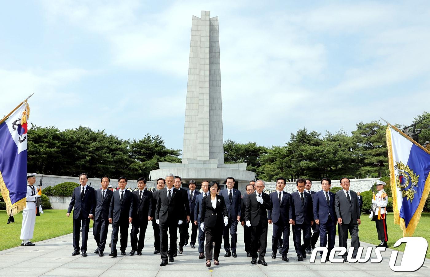 본문 이미지 - 추미애 더불어민주당 대표와 홍영표 원내대표를 비롯한 광역단체장 당선자들이 15일 오전 동작동 국립서울현충원 현충탑 합동 참배 후 걸어 나오고 있다. 2018.6.15/뉴스1 ⓒ News1 박정호 기자