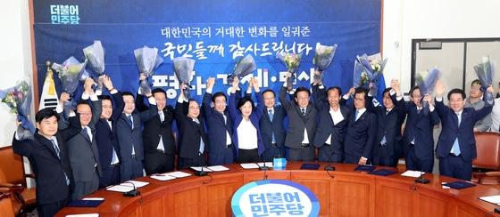 본문 이미지 - 추미애 더불어민주당 대표와 홍영표 원내대표를 비롯한 시도지사 등이 15일 오전 서울 여의도 국회 당대표실에서 열린 '나라다운 나라, 든든한 지방정부 실현을 위한 국민과의 약속 선포식'에서 손을 맞잡아 들어 인사하고 있다. 2018.6.15/뉴스1 ⓒ News1 박정호 기자