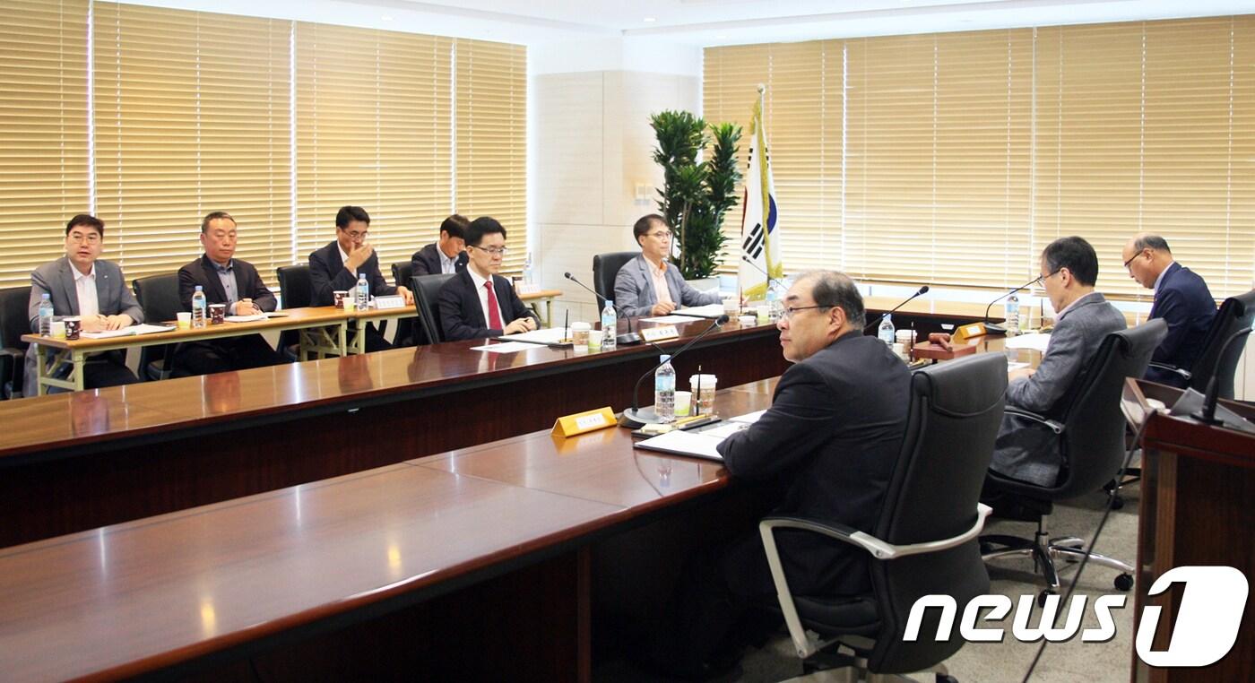 본문 이미지 - 강원랜드 제159차 이사회가 15일 오전 강원 정선군 본사에서 서울사무소 화상회의 시스템을 통해 열리고 있다. 이날 이사회는 △2018년~2022년 중장기 재무관리계획안 △임시조직 태백상생TF 운영기간 연장안 등 2개 안건을 심의·의결했다. ⓒ News1 박하림 기자