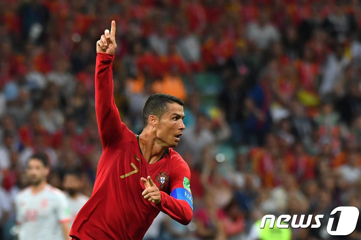 포르투갈의 크리스티아누 호날두가 16일(한국시간) 러시아 소치의 피시트 스타디움에서 열린 스페인과의 2018 국제축구연맹(FIFA) 러시아 월드컵 B조 조별예선 1차전에서 득점 후 기뻐하고 있다. ⓒ AFP=News1