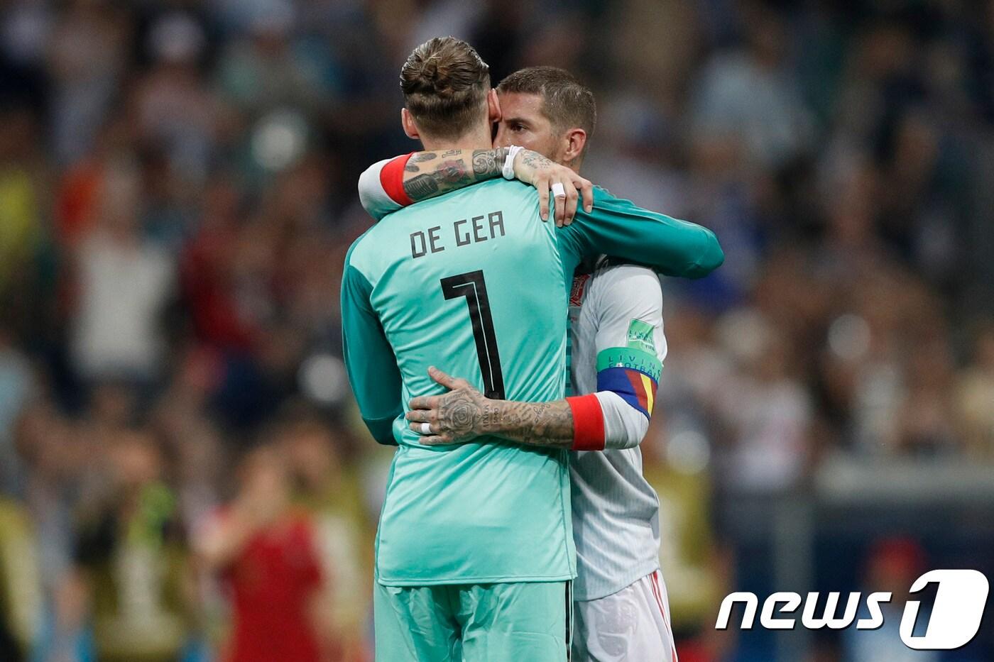 16일(한국시간) 스페인과 포르투갈의 경기가 끝난 뒤 세르히오 라모스가 다비드 데 헤아를 격려하고 있다. ⓒ AFP=News1