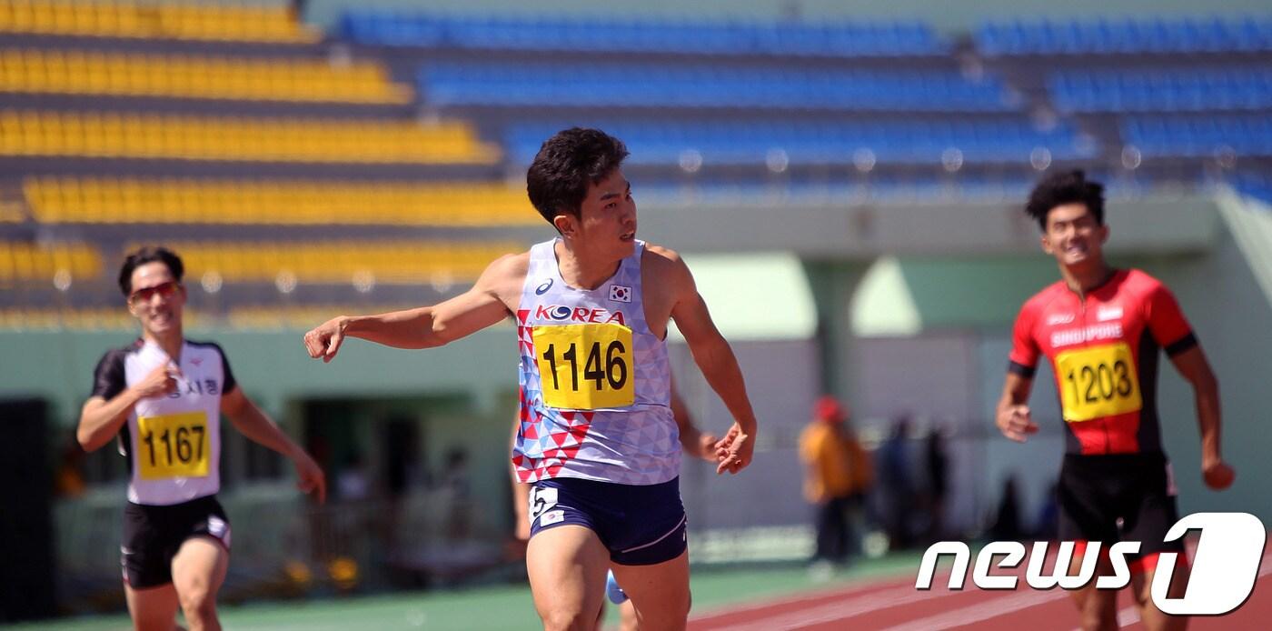 박태건(개명 전 박봉고, 27·강원도청)이 16일 경상북도 예천공설운동장에서 열린 2018 코리아오픈 국제육상경기대회 남자부 200m 결승에서 20초93를 기록하며 우승했다. ⓒ News1