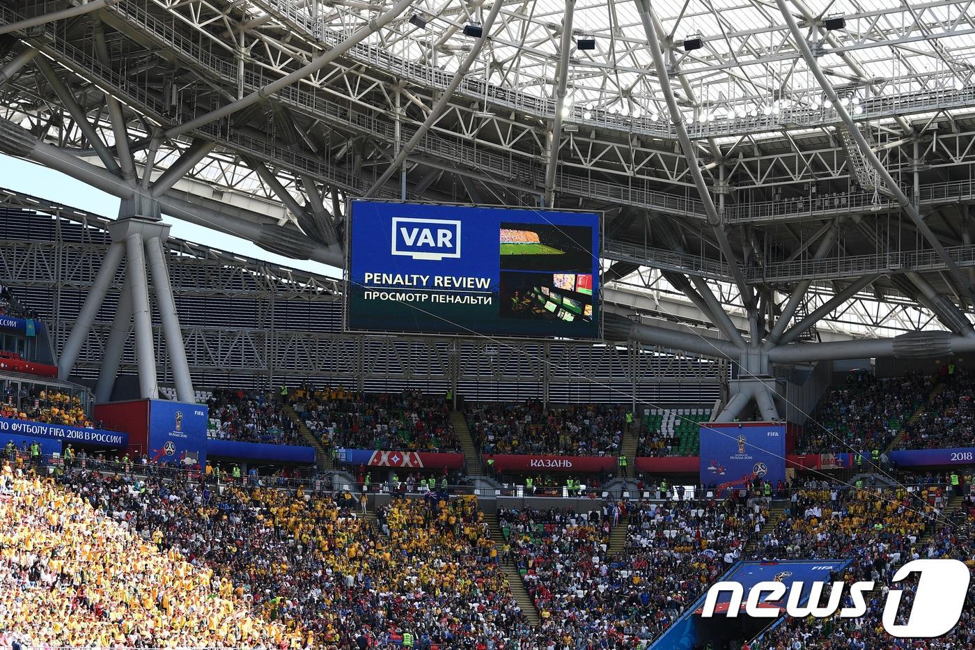 프랑스가 국제축구연맹(FIFA) 월드컵 역사상 처음으로 시행된 비디오판독(VAR)의 혜택을 보면서 페널티 킥을 얻어냈다. ⓒ AFP=News1
