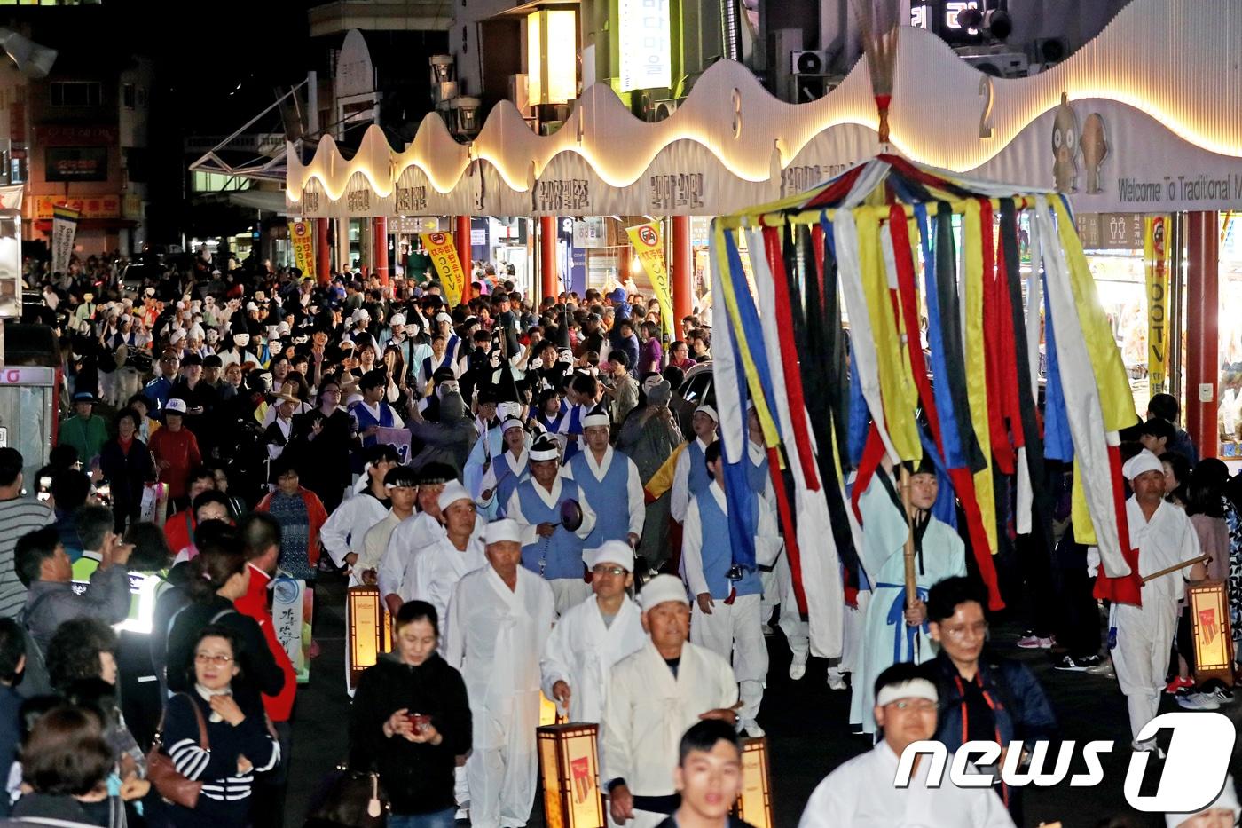 강릉단오제 하이라이트 행사인 신통대길 길놀이.(뉴스1 DB)