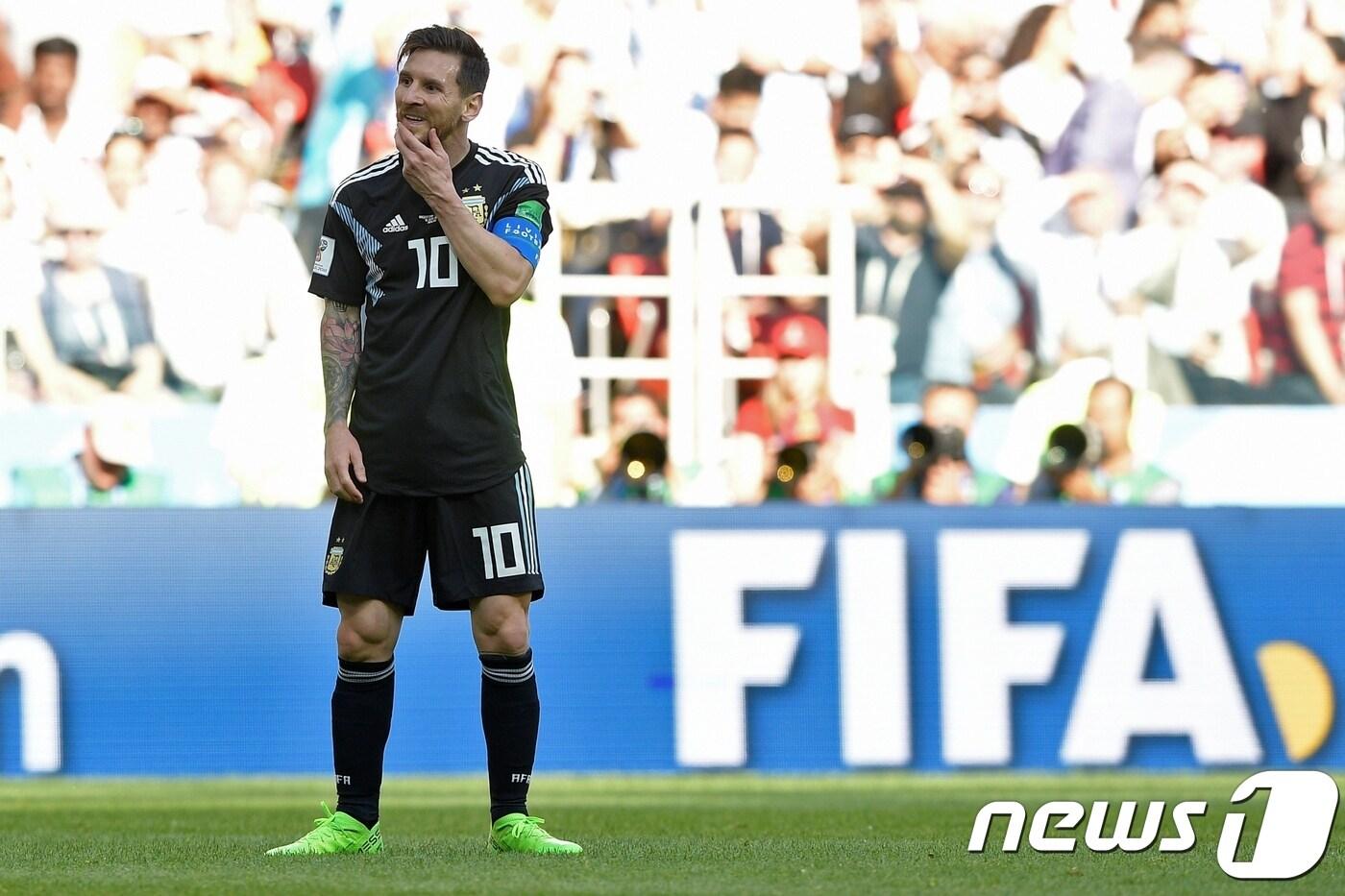 아르헨티나의 리오넬 메시가 16일(한국시간) 러시아 모스크바의 스파르타크 스타디움에서 열린 아이슬란드와의 2018 국제축구연맹(FIFA) 러시아 월드컵 D조 조별예선 1차전에서 페널티킥 실축 후 아쉬워하고 있다. ⓒ AFP=News1