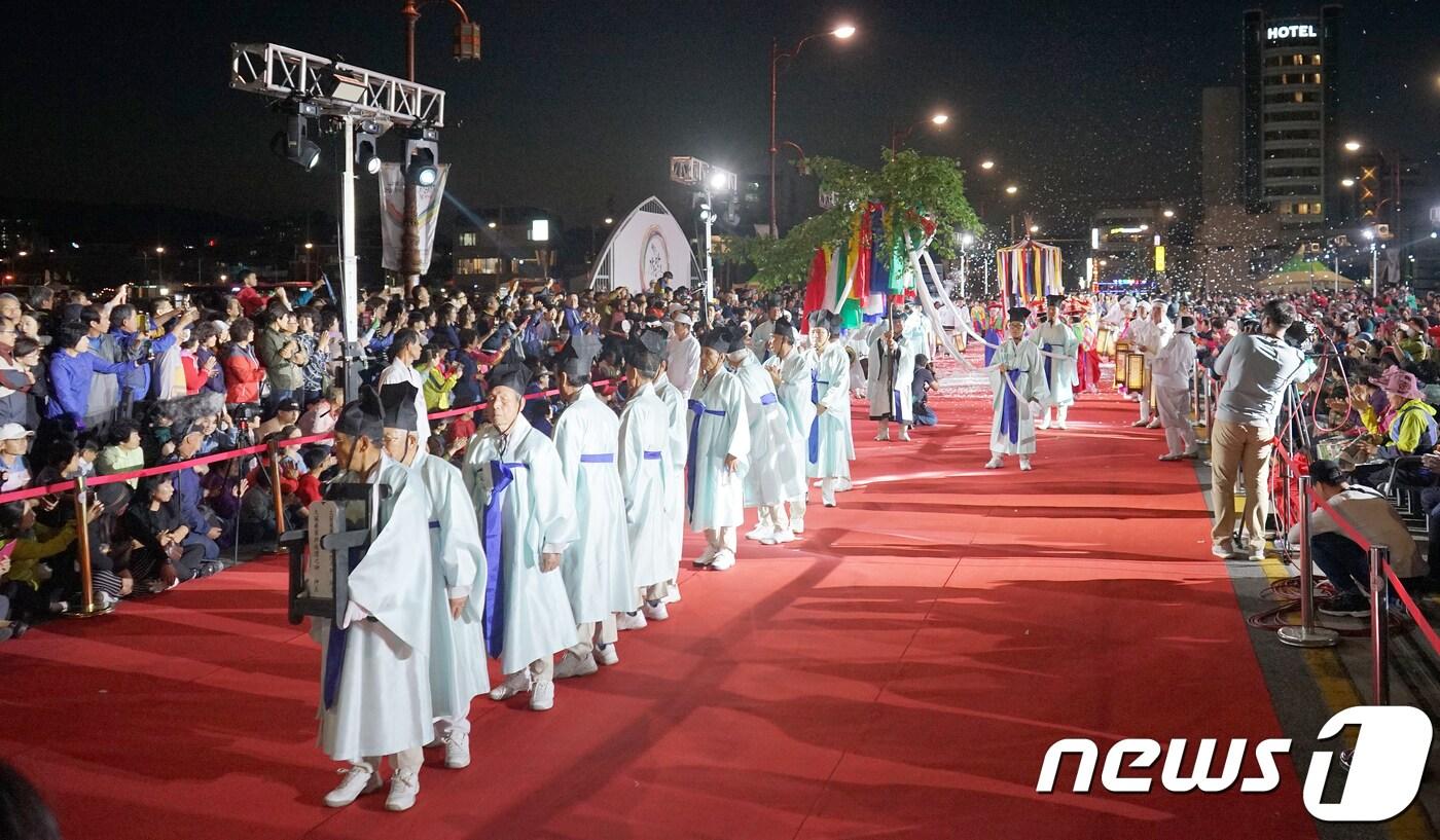 본문 이미지 - 강릉단오제 신통대길 길놀이. (뉴스1 DB) ⓒ News1