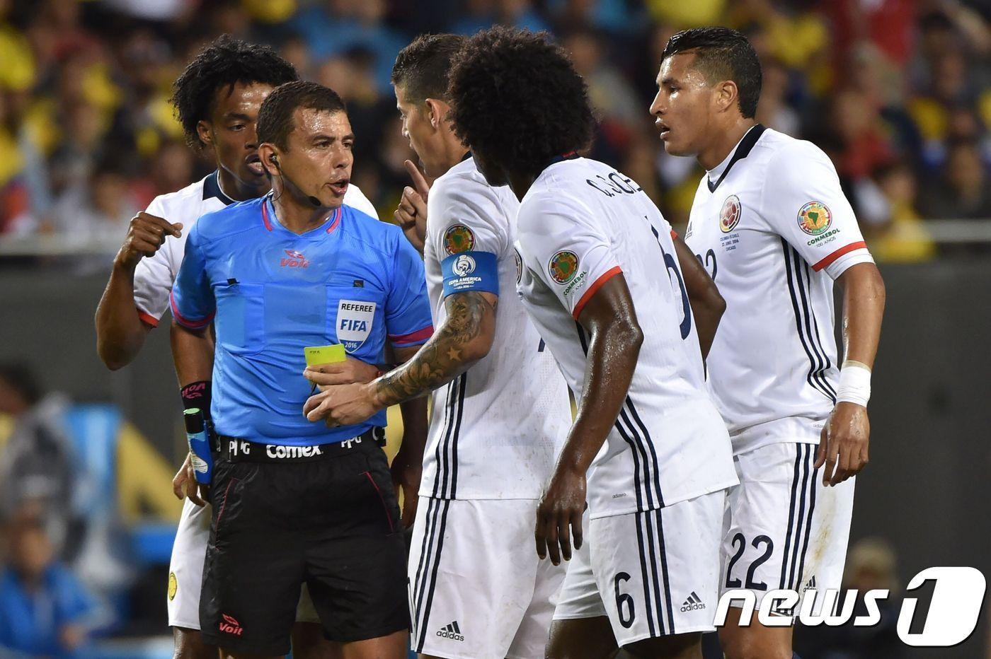 호엘 아길라르 심판(왼) ⓒ AFP=뉴스1