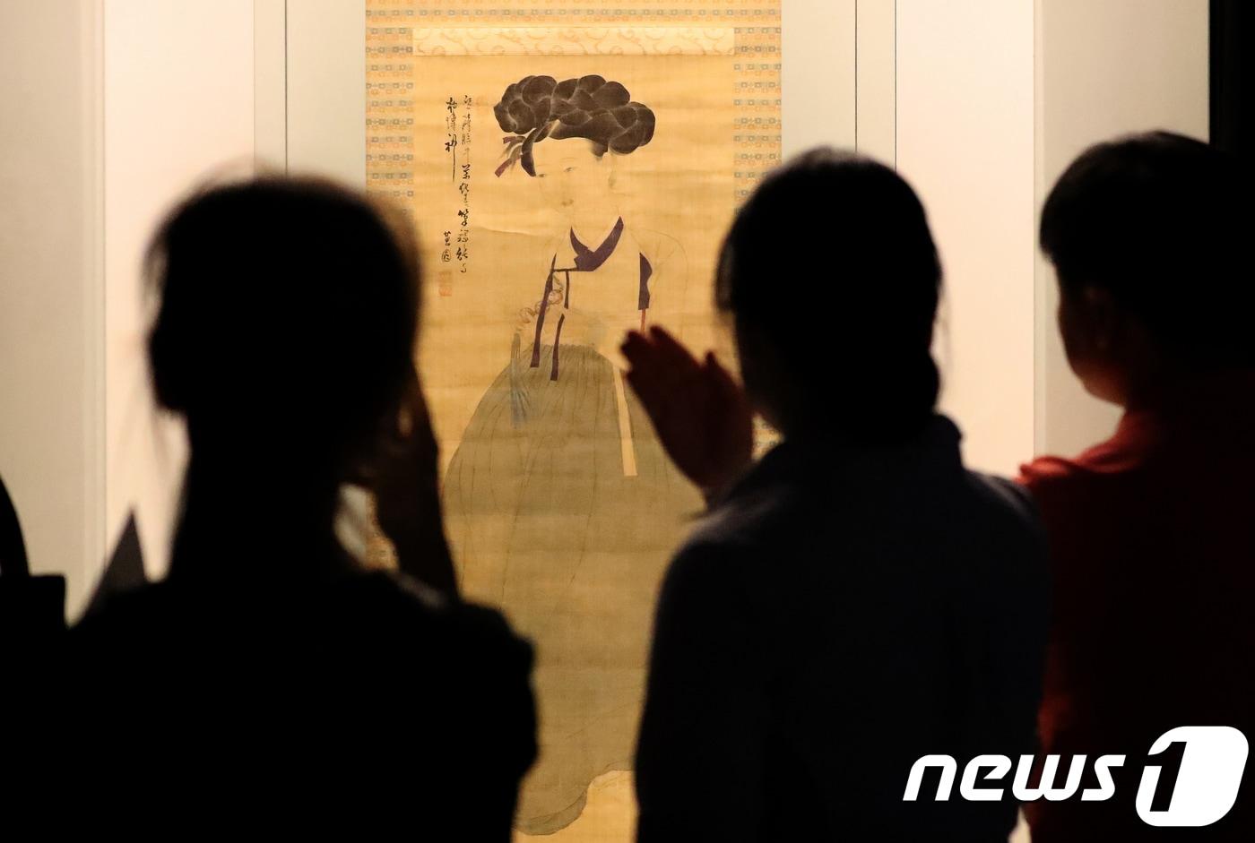 본문 이미지 - 대구시와 간송미술문화재단이 간송미술관 개관 80주년을 맞아 올해 6월 대구미술관서 개최한 '간송 조선회화 명품전'. 신윤복, 정선, 김홍도 등 조선 회화 100점과 간송 유작 30여 점이 공개됐다. 뉴스1 DB ⓒ News1