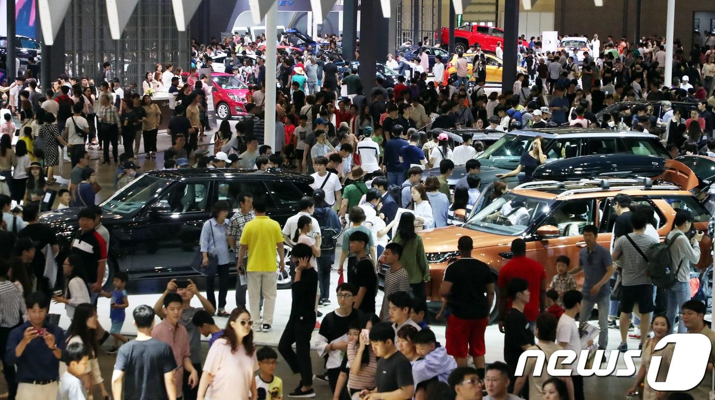 관람객으로 북적이는 2018년 부산국제모터쇼.(뉴스1 자료사진)ⓒ News1 여주연 기자