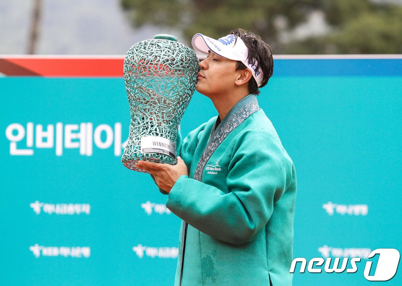 17일 경기도 용인 레이크사이드CC 서코스에서 열린 KEB하나은행 인비테이셔널 최종라운드에서 우승자 박상현이 우승트로피에 입을 맞추고 있다.(KPGA 제공) 2018.6.17/뉴스1