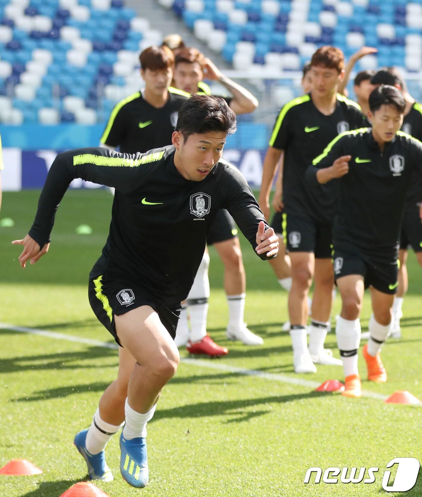 본문 이미지 - 축구대표팀 공격수 손흥민이 2018 러시아 월드컵 F조 조별리그 1차전 스웨덴과의 경기를 하루 앞둔 17일 오후(현지시간) 러시아 니즈니 노브고로드 스타디움에서 열린 공식 훈련에서 구슬땀을 흘리고 있다. 2018.6.17/뉴스1 ⓒ News1 오대일 기자