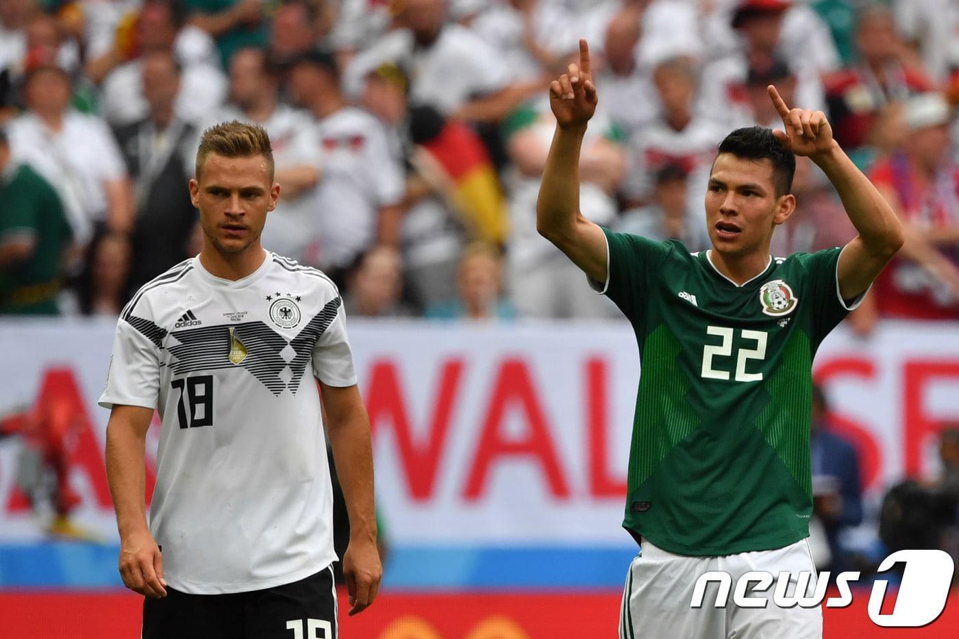 본문 이미지 - 멕시코의 이르빙 로사노(오른쪽)가 18일(한국시간) 러시아 모스크바의 루즈니키 스타디움에서 열린 독일과의 2018 국제축구연맹(FIFA) 러시아 월드컵 F조 조별예선 1차전에서 득점 후 기뻐하고 있다. ⓒ AFP=News1