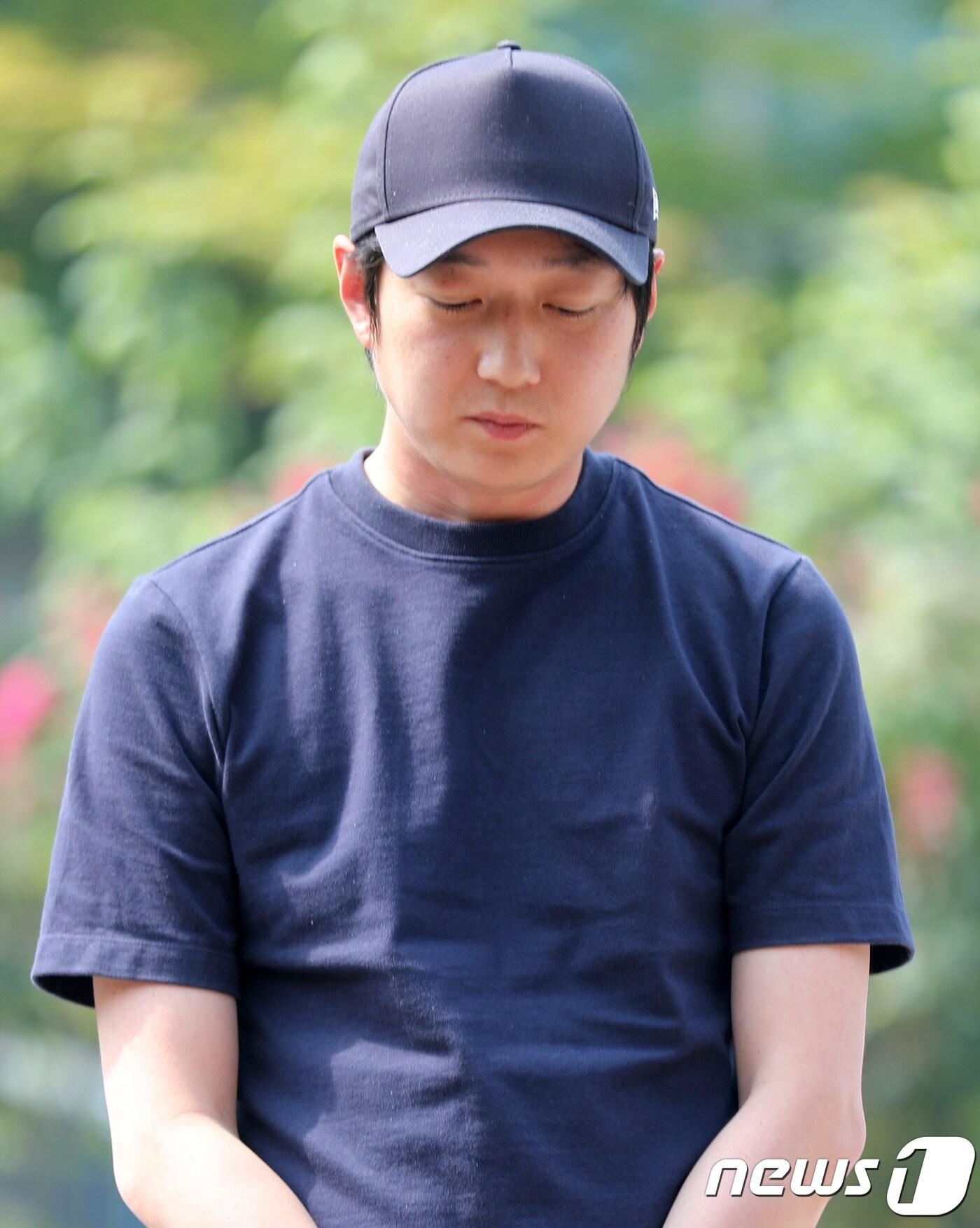 본문 이미지 - 2018 평창 동계올림픽을 앞두고 한국 여자 쇼트트랙 심석희 선수를 폭행해 국가대표팀 코치에서 제명된 조재범 전 코치가 18일 오전 경기도 수원시 장안구 경기남부지방경찰청 광역수사대로 조사를 받기 위해 출석하고 있다. 조 전 코치는 올해 1월 16일 동계올림픽 훈련 중이던 심 선수를 수십차례 때려 전치 3주 상처를 입힌 혐의를 받고 있다. 2018.6.18/뉴스1 ⓒ News1 오장환 기자