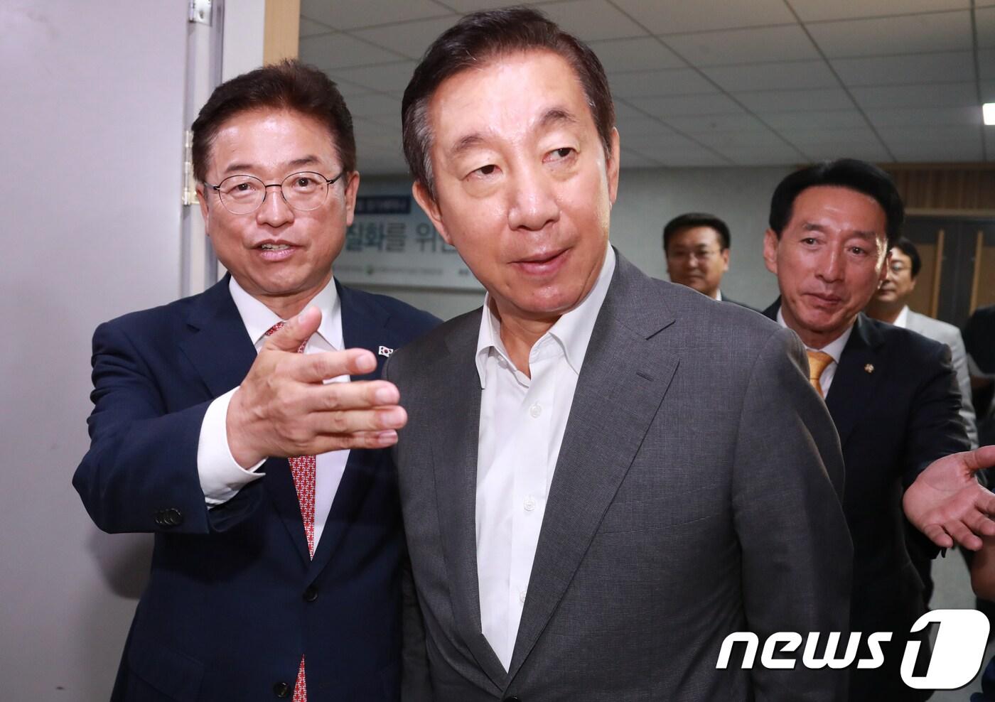 본문 이미지 - 김성태 자유한국당 대표 권한대행과 이철우 경북지사 당선인이 18일 오전 서울 여의도 국회 의원회관에서 열린 자유한국당 경북도당-경상북도 당정협의에서 인사를 나눈 후 자리로 향하고 있다. 2018.6.18/뉴스1 ⓒ News1 이동원 기자