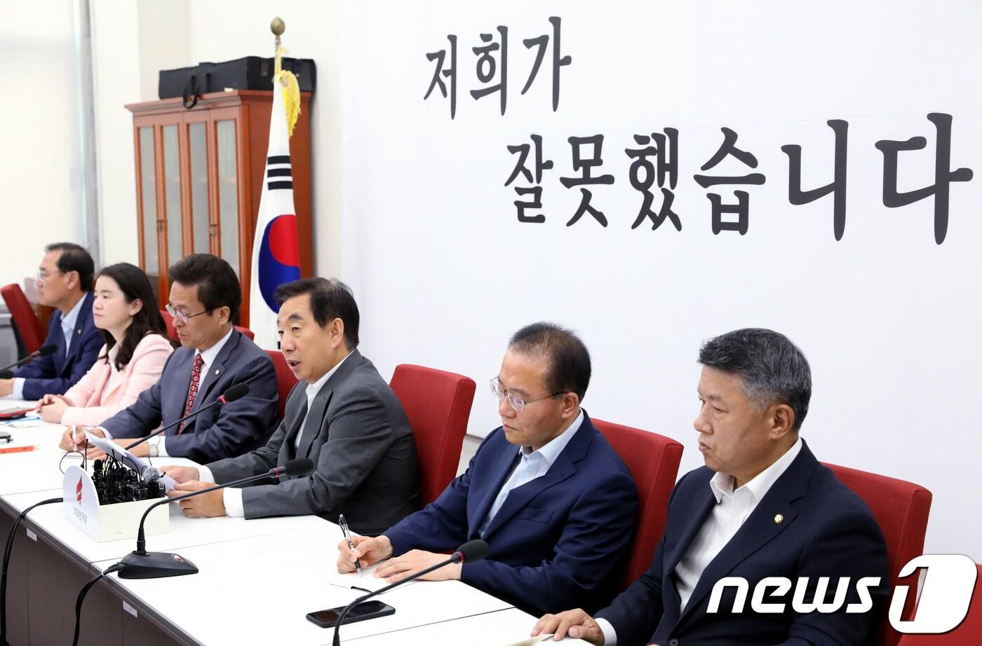 김성태 지유한국당 대표 권한대행 겸 원내대표가 18일 오전 서울 여의도 국회 당 원내대표실에서 기자회견을 하고 있다. 김 권한대행은 이날 기자회견에서 중앙당 해체를 선언하고 이와 동시에 당의 혁신비상대책위원회 구성을 위한 위원회와 당의 질서 있는 해체와 혁신을 위한 구태청산TF를 동시에 가동하기로 했다고 밝혔다. 2018.6.18/뉴스1 ⓒ News1 박정호 기자