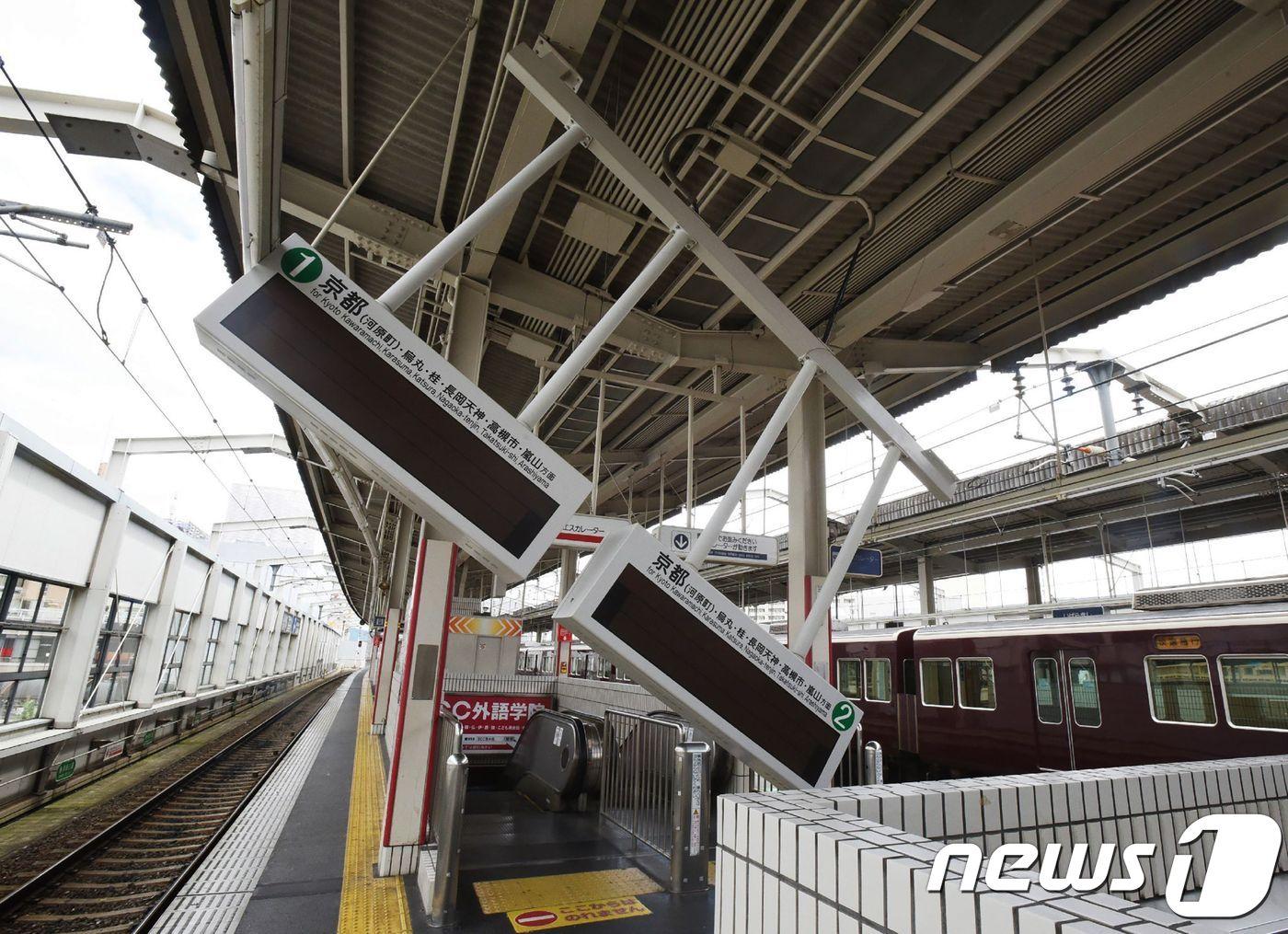본문 이미지 - 18일(현지시간) 일본 오사카 부근에서 진도 5.9의 지진이 발생해 이바라키 역의 전광판이 부서진 모습이 보인다. ⓒ AFP=뉴스1 ⓒ News1 우동명 기자