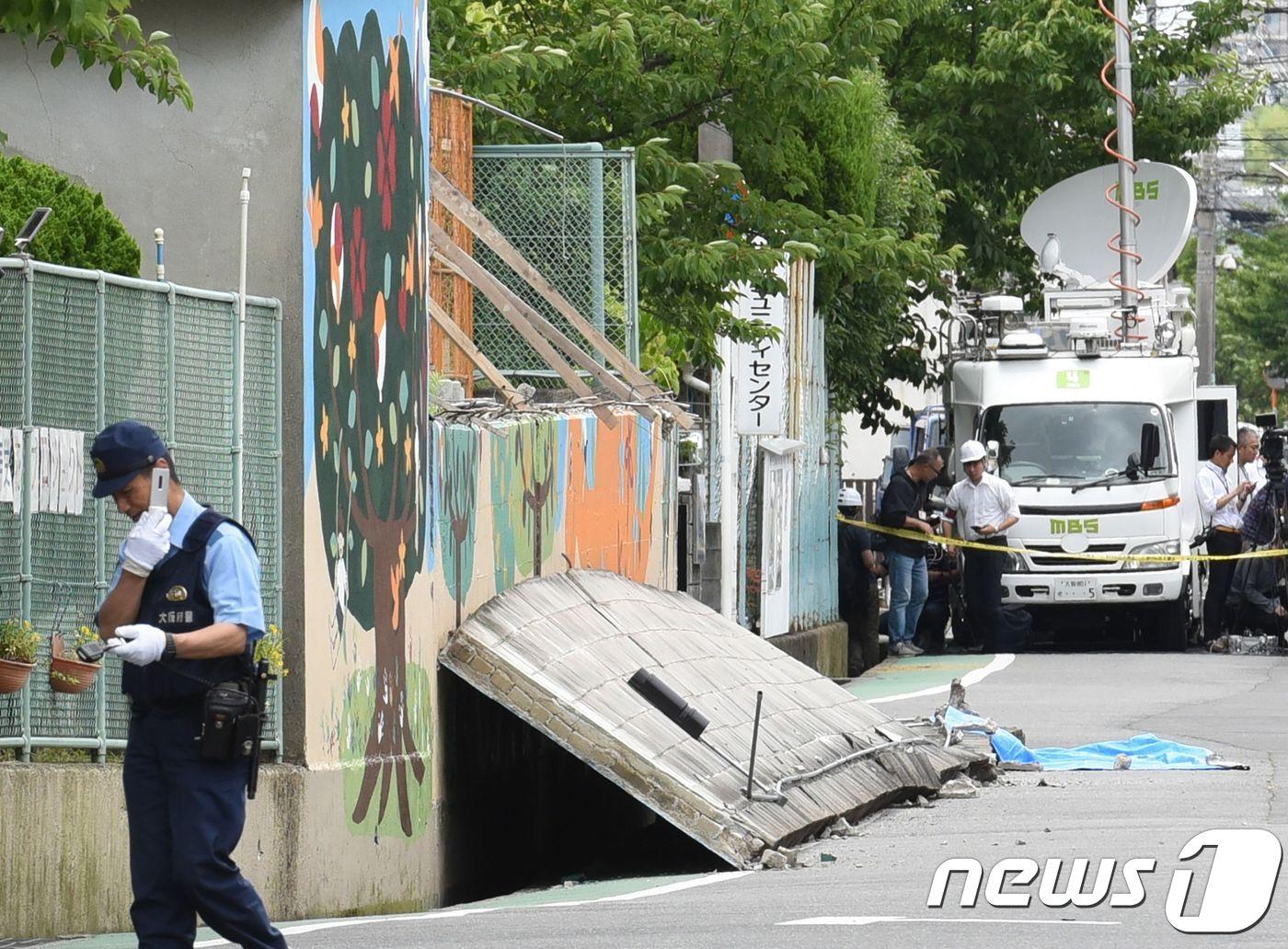 본문 이미지 - 일본 오사카부 타카쓰키시에서 18일 오전 발생한 지진으로 학교 담장이 무너지면서 9세 여자 어린이가 깔려 숨졌다. ⓒ AFP=뉴스1