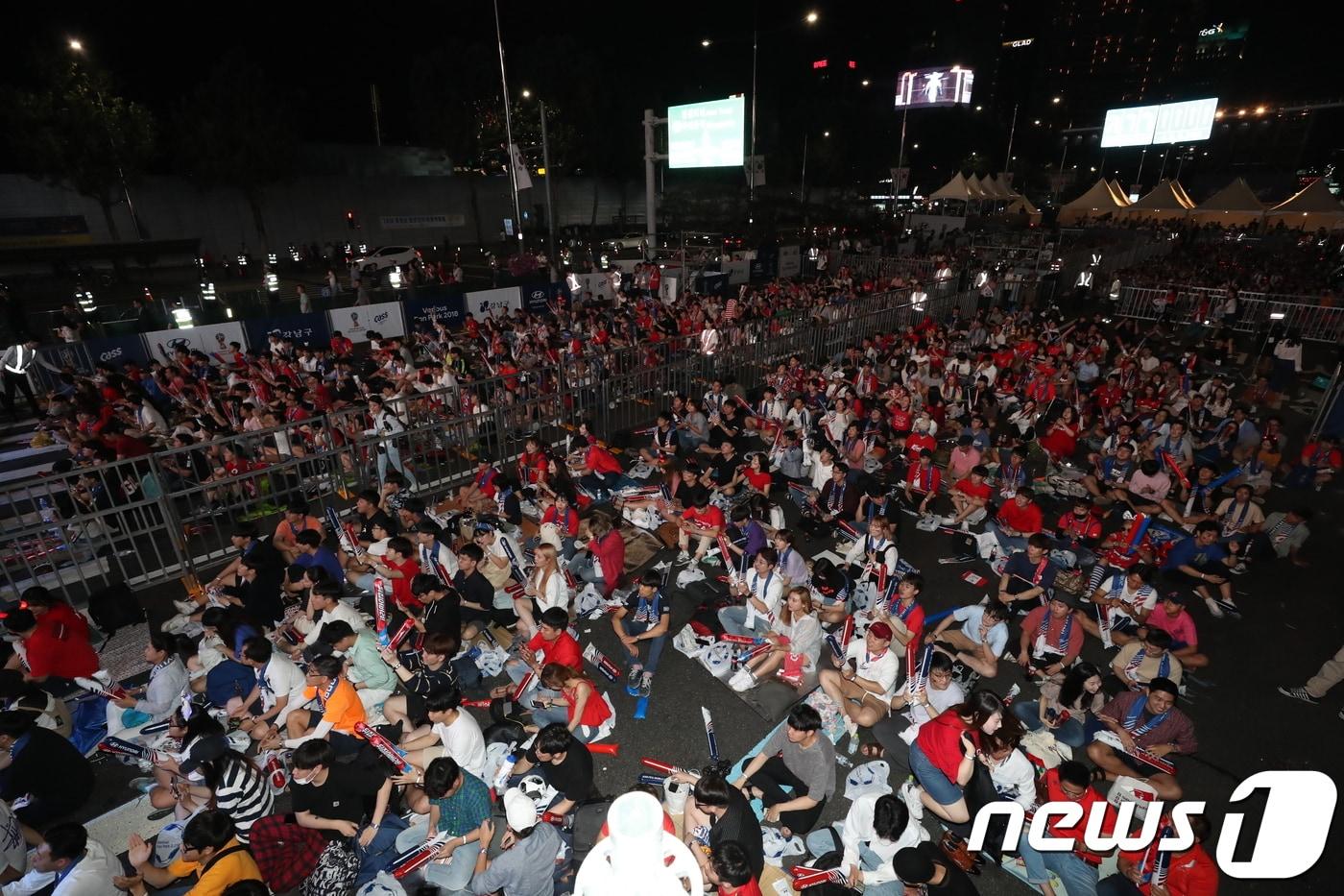본문 이미지 - 2018 러시아월드컵 F조 조별리그 대한민국과 스웨덴의 경기 당시 서울 강남구 코엑스앞 영동대로 팬파크의 거리응원 모습. 2018.6.18/뉴스1 ⓒ News1 박세연 기자