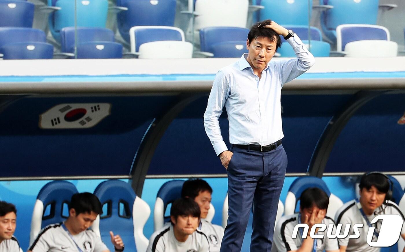 본문 이미지 - 축구대표팀 신태용 감독이 18일 오후(현지시간) 러시아 니즈니 노브고로드 스타디움에서 열린 2018 러시아 월드컵 F조 조별리그 1차전 대한민국과 스웨덴의 경기에서 후반 20분 스웨덴 그란비스트에게 페널티킥 골을 허용한 뒤 답답한 듯 머리를 쓸어넘기고 있다. 2018.6.18/뉴스1 ⓒ News1 오대일 기자