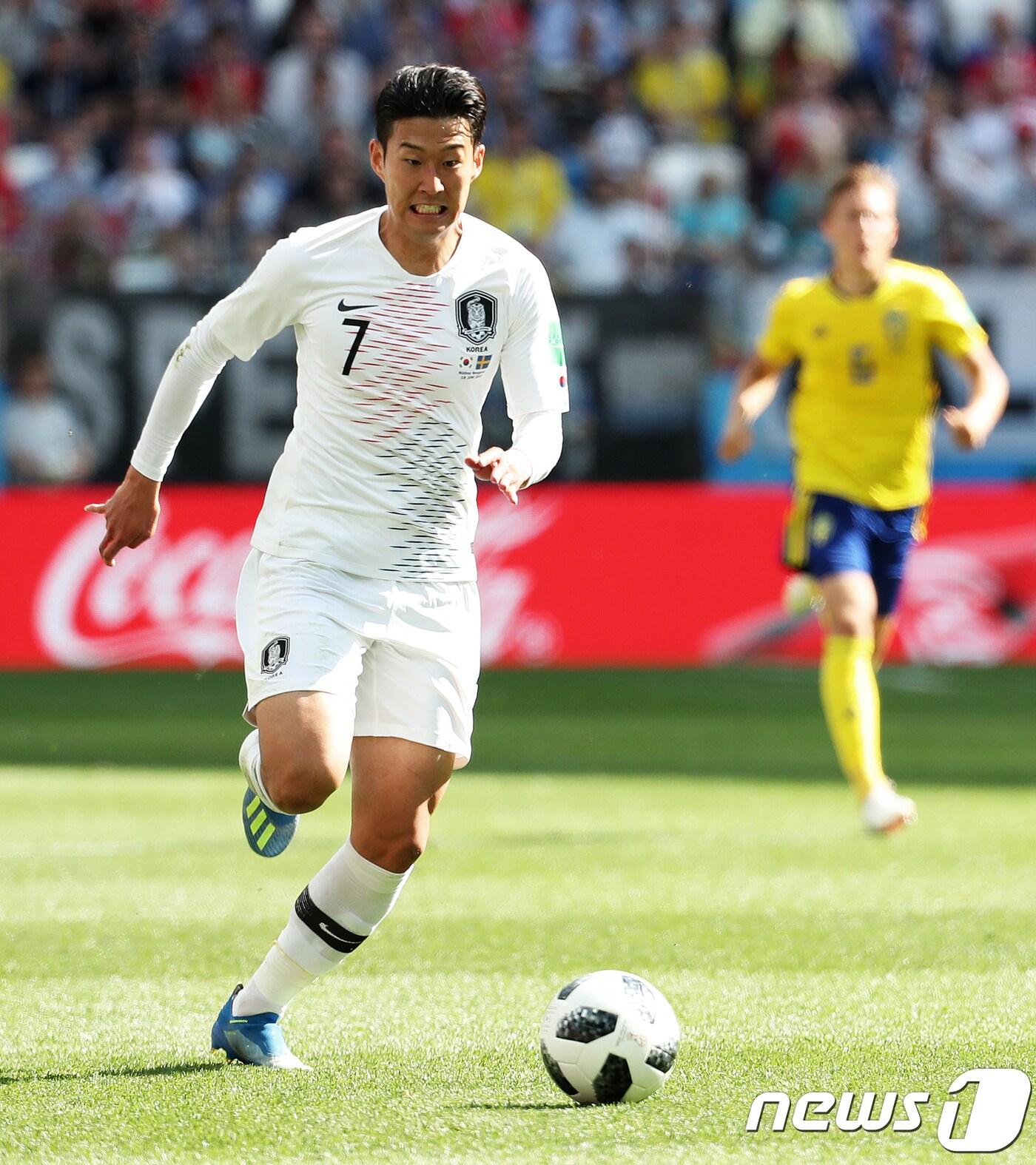 본문 이미지 - 축구대표팀 손흥민이 18일 오후(현지시간) 러시아 니즈니 노브고로드 스타디움에서 열린 2018 러시아 월드컵 F조 조별리그 1차전 대한민국과 스웨덴의 경기에서 드리블 돌파를 하고 있다. 2018.6.18/뉴스1 ⓒ News1 오대일 기자
