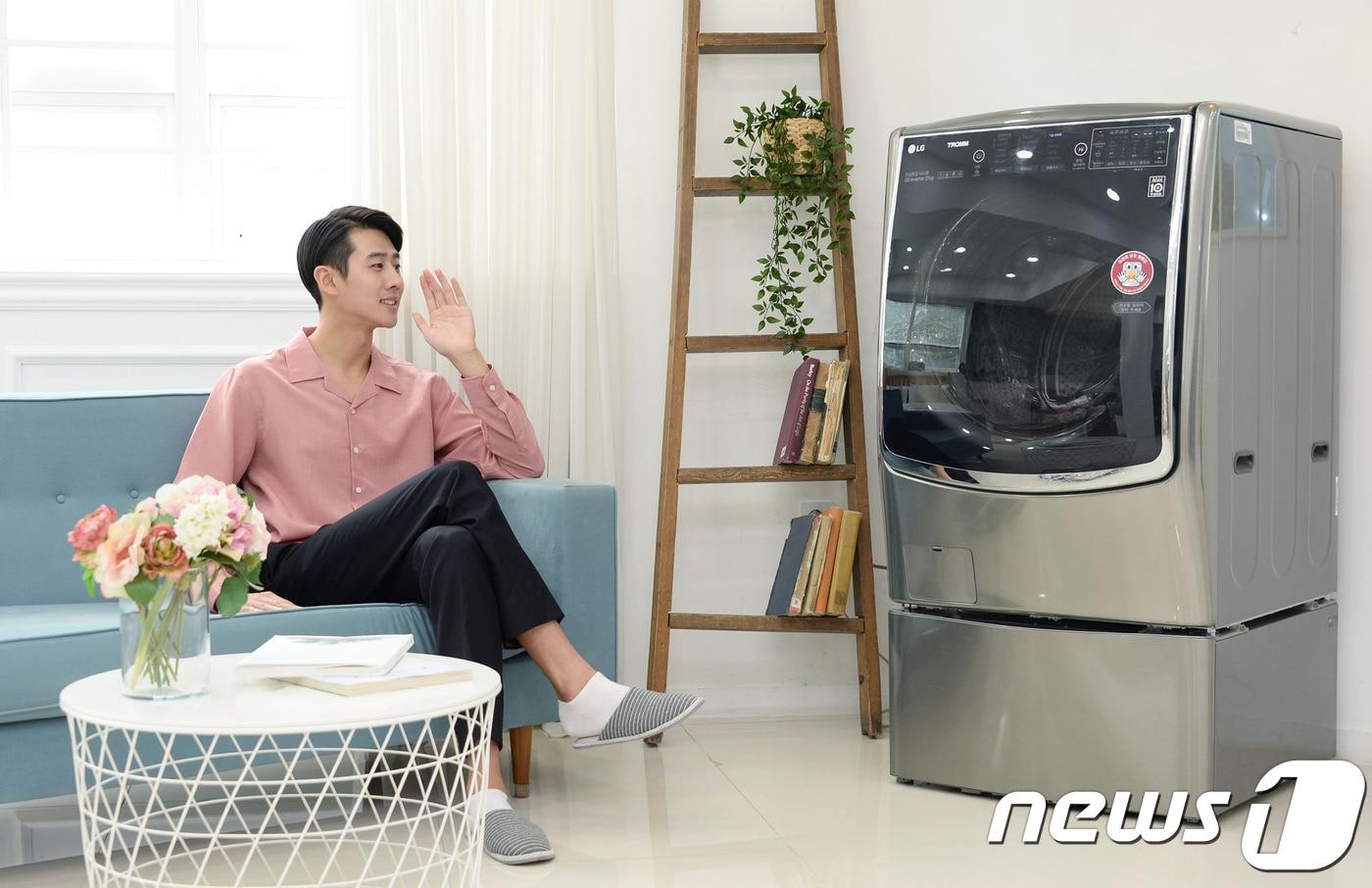 본문 이미지 - LG전자가 19일 출시한 인공지능(AI) 플랫폼 탑재 '트롬 씽큐(ThinQ) 드럼세탁기' 제품.(LG전자 제공) 2018.6.19/뉴스1 ⓒ News1