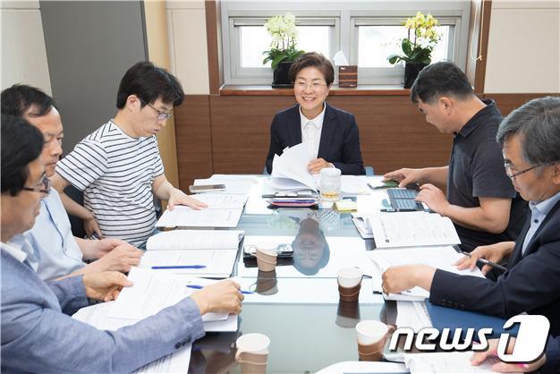 본문 이미지 - 김미경 은평구청장 당선인(가운데). /  (은평구청 제공). ⓒ News1