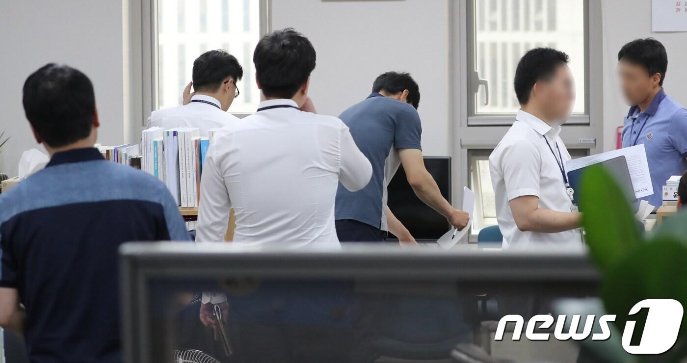 본문 이미지 - 서울중앙지검 공공형사수사부가 19일 정부세종청사 고용노동부에서 이명박 정부 시절 국정원의 노조 분열 공작과 관련해 노사협력정책과를 압수수색하고 있다. 2018.6.19/뉴스1 ⓒ News1 장수영 기자