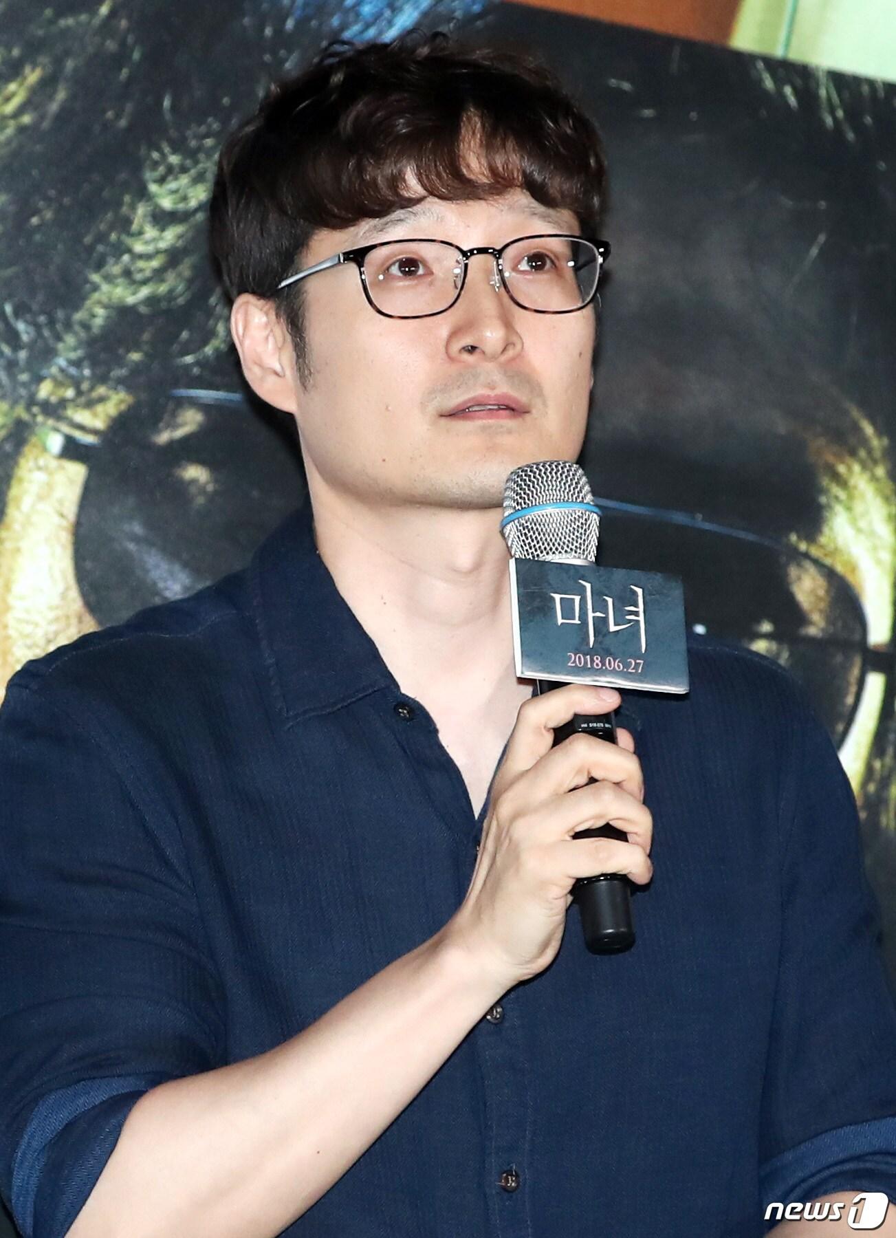 본문 이미지 - 박훈정 감독이 19일 오후 서울 용산cgv에서 열린 영화 '마녀'(감독 박훈정) 언론시사회에 참석해 인사말을 하고 있다. ‘마녀’는 시설에서 많은 이들이 죽은 의문의 사고, 그날 밤 홀로 탈출한 후 모든 기억을 잃고 살아온 고등학생 자윤(김다미 분) 앞에 의문의 인물이 나타나면서 시작되는 이야기를 그린 작품이다. 2018.6.19./뉴스1 ⓒ News1 권현진 기자