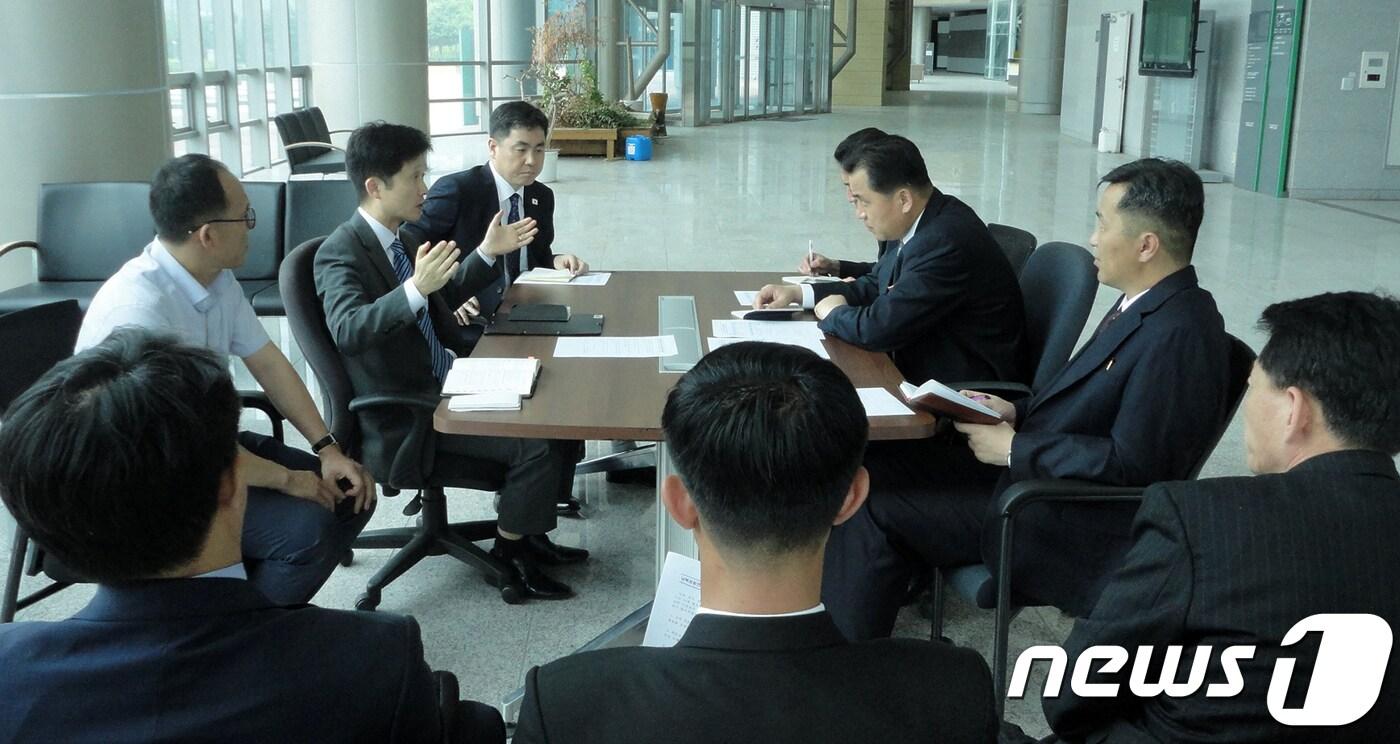 본문 이미지 - 남북공동연락사무소 개설 준비를 위한 남·북측 준비팀 인사들이 19일 개성공단 내 종합지원센터에서 연락사무소 개설 개보수 공사 착수를 위한 협의관련 협의를 하고 있다. (통일부 제공) 2018.6.19/뉴스1