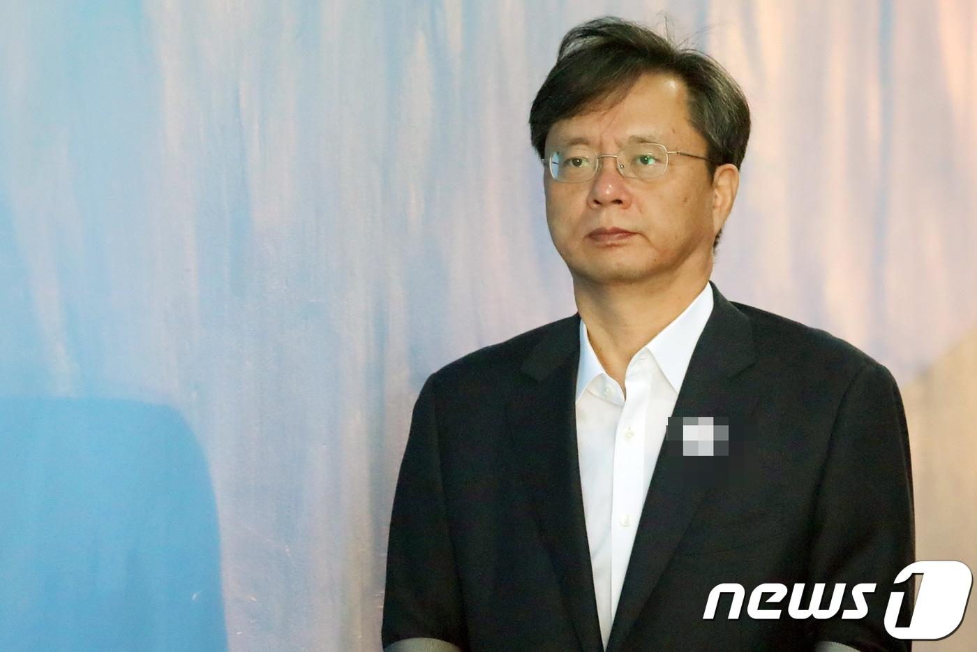 우병우 전 청와대 민정수석이 20일 오전 서울 서초구 서울중앙지방법원에서 열린 '불법사찰 및 비선보고' 관련 직권남용권리행사방해 등 10회 공판에 출석하고 있다. 2018.6.20/뉴스1 ⓒ News1 황기선 기자