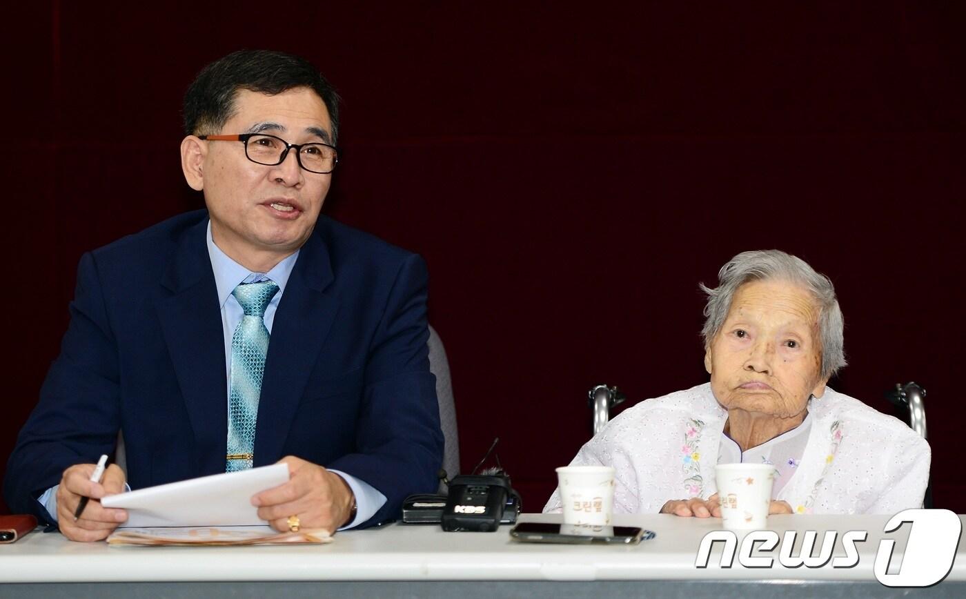 광주전남지역 일본군 위안부 마지막 생존자인 곽예남 할머니(오른쪽)와 조카인 이관로씨가 20일 광주시의회 브리핑룸에서 기자회견을 하고 위안부 모금과 관련, 허위사실을 유포한 공지영 작가에 대한 검찰의 신속한 수사를 촉구하고 있다. 이씨는 공 작가가 페이스북에 '위안부 할머니의 조카는 광주지역 성금으로 집을 샀다'는 등의 허위사실을 SNS에 유포했다며 지난해 11월 광주지검에 고소했다.2018.6.20/뉴스1 ⓒ News1 박준배 기자