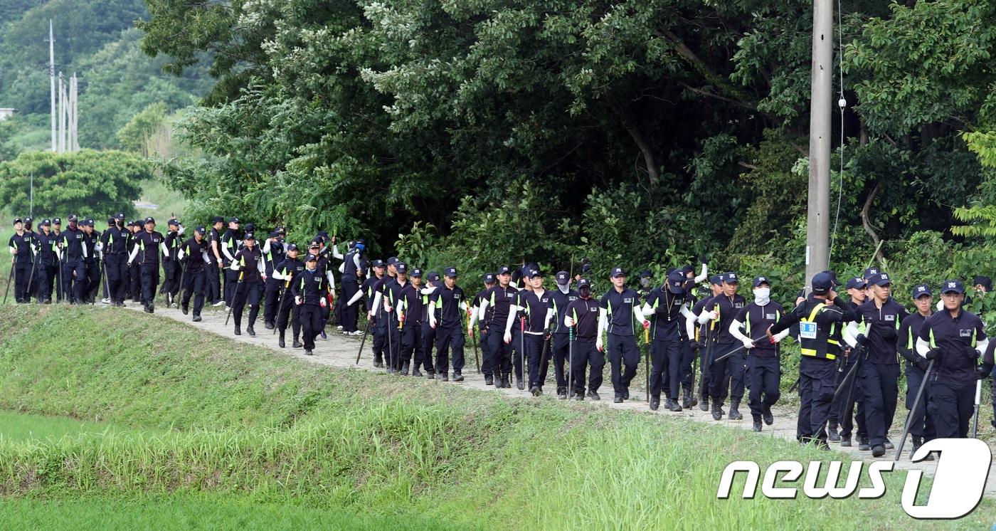 전남 강진에서 실종된 여고생 A양(16)을 찾기 위한 경찰의 수색이 닷새째 이어지고 있는 가운데 20일 오후 전남 강진군 도암면에서 경찰이 수색을 하고 있다. 도암면은 실종 여고생의 휴대전화 신호가 마지막으로 잡혔던 곳이다.2018.6.20/뉴스1 ⓒ News1 남성진 기자